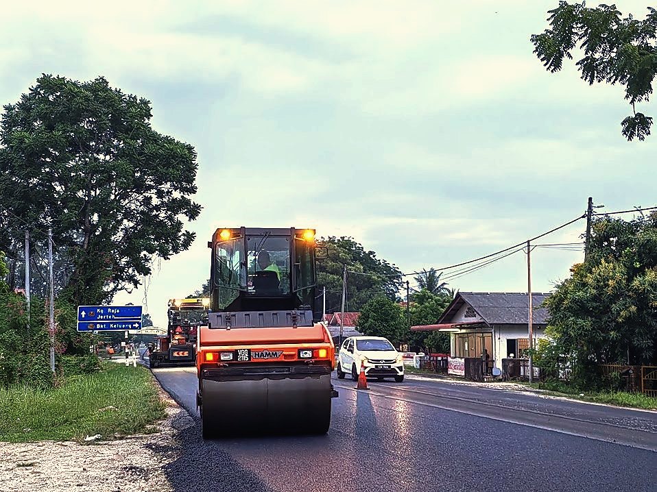 FMA14 paving on FT65 in Besut