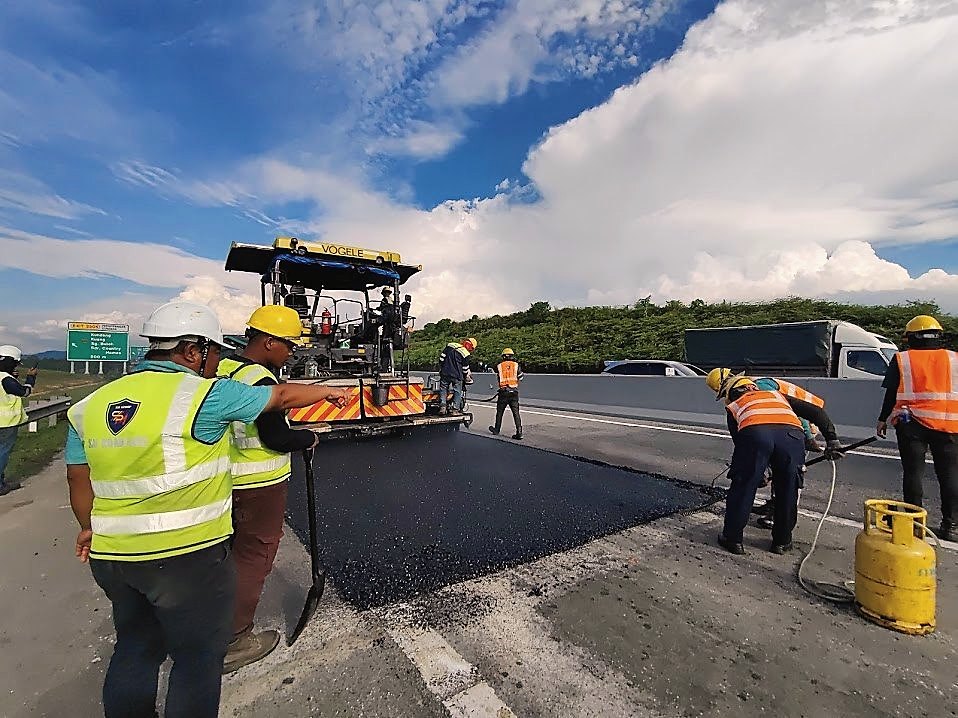 Paving crew on the LATAR Expressway