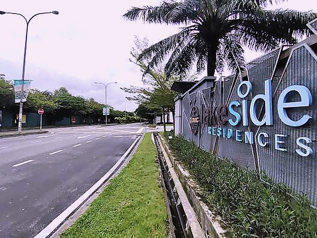 Jalan Perindustrian Puchong beside Glomac Lakeside Residences